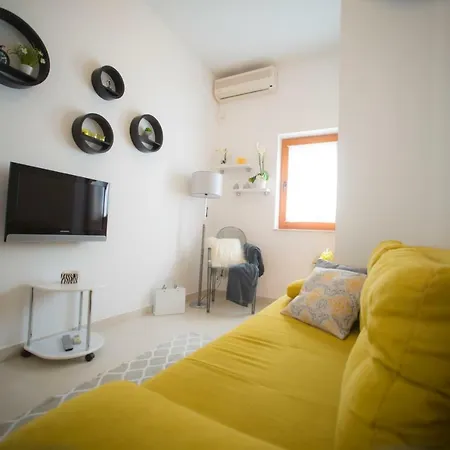 Apartment Up Apartment *